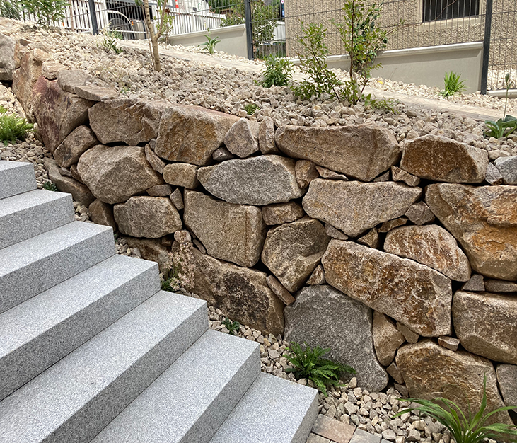 Escalier granit gris clair et enrochement granit beige